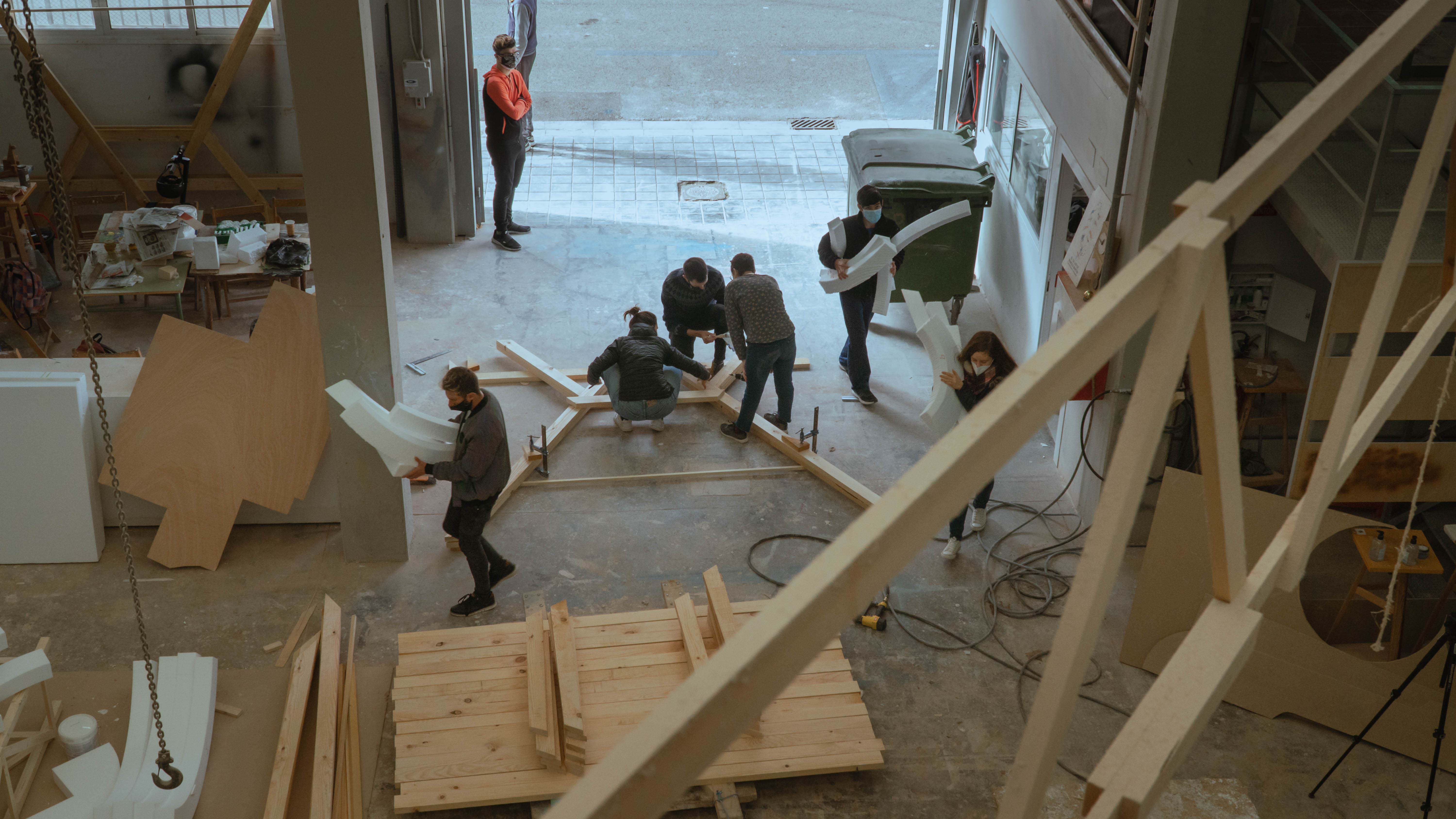 S’inicien els treballs de construcció del dispositiu de resiliència urbana al pati de l’IES Benicalap