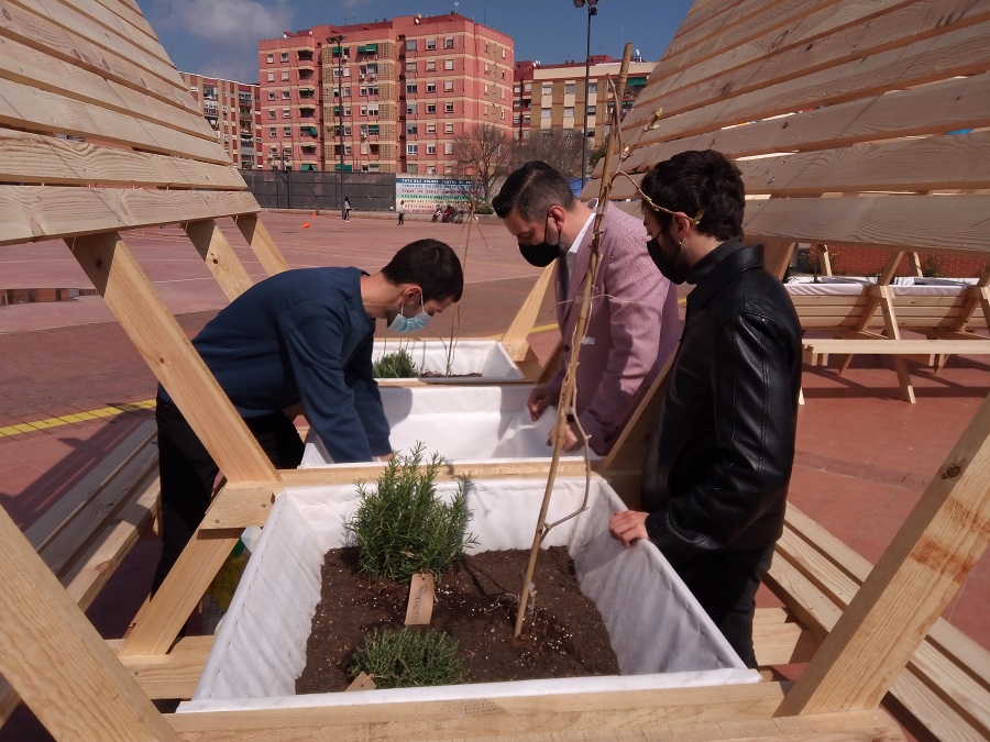 L’IES Benicalap instal·la el Dispositiu de Resiliència contra les altes temperatures al pati escolar